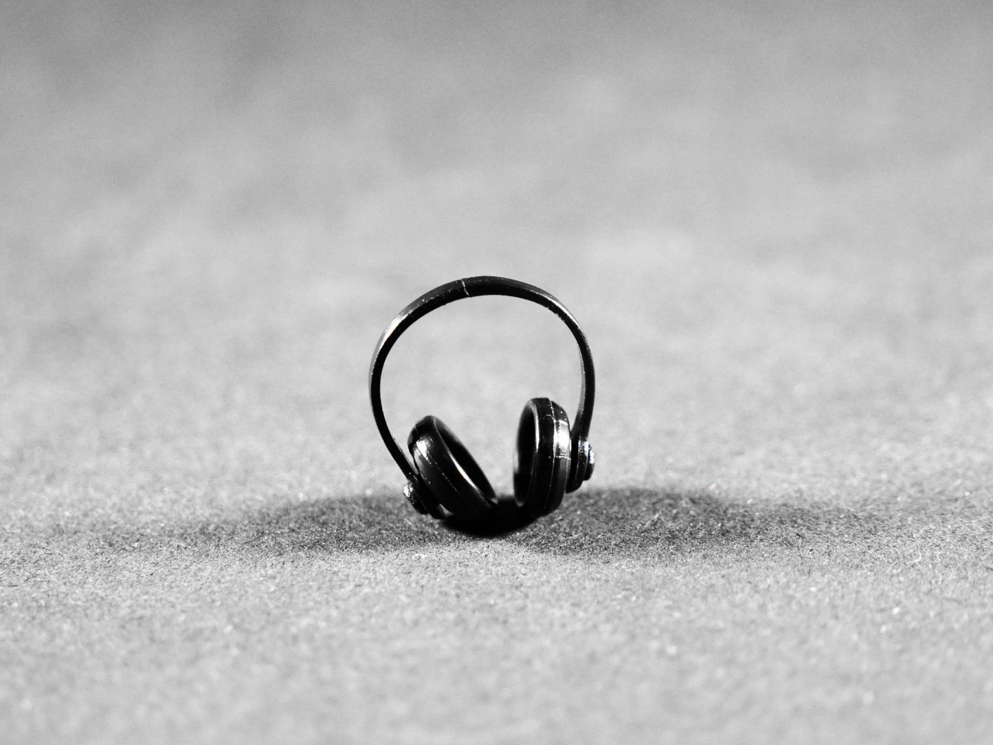 1:12 Scale Dolls House Miniature – Stereo Headphones