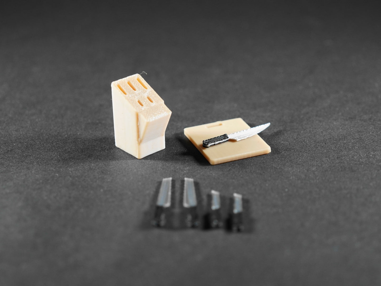 1:12 Scale Dolls House Miniature – Kitchen Knife Block with Chopping Board