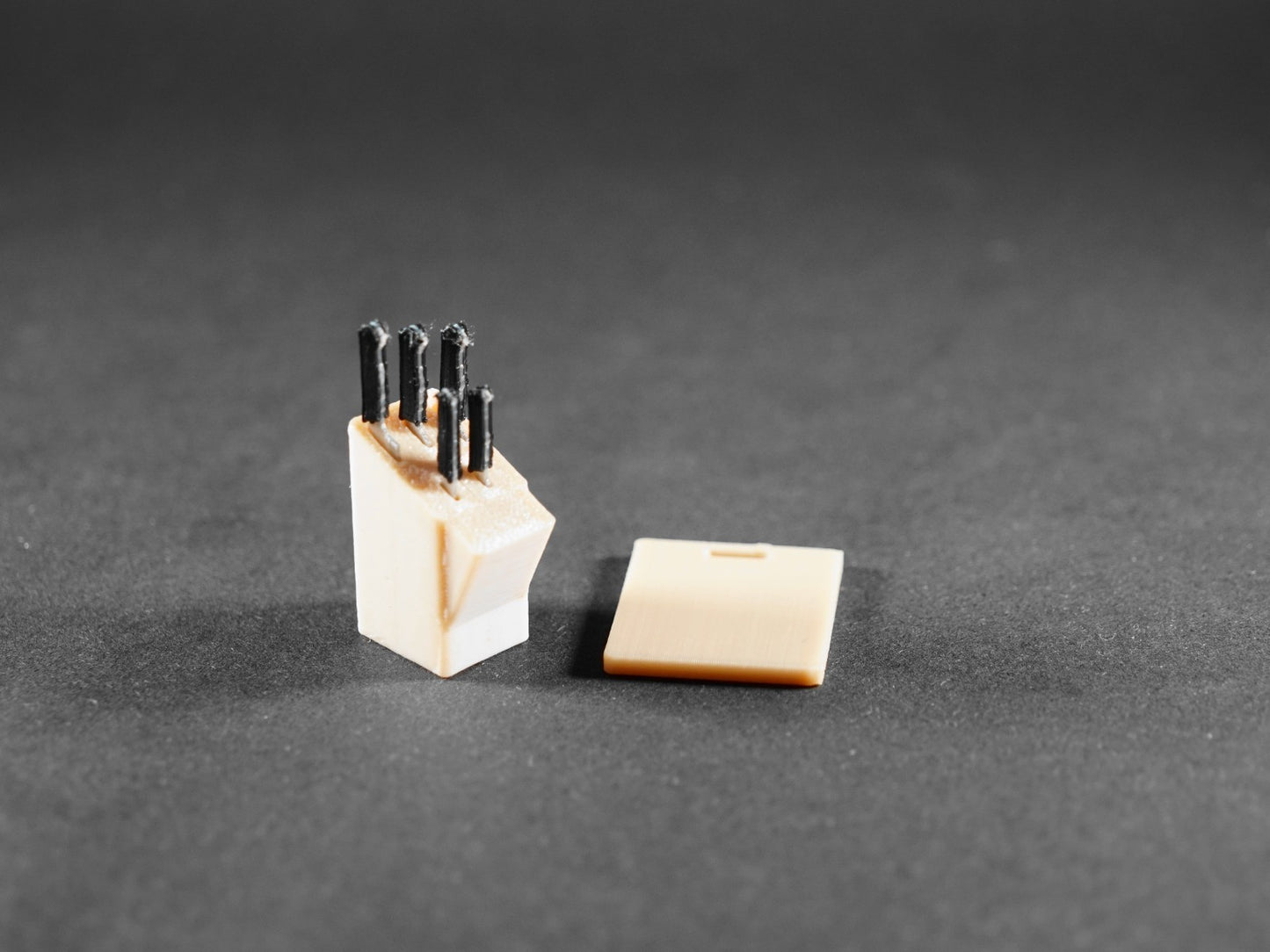 1:12 Scale Dolls House Miniature – Kitchen Knife Block with Chopping Board