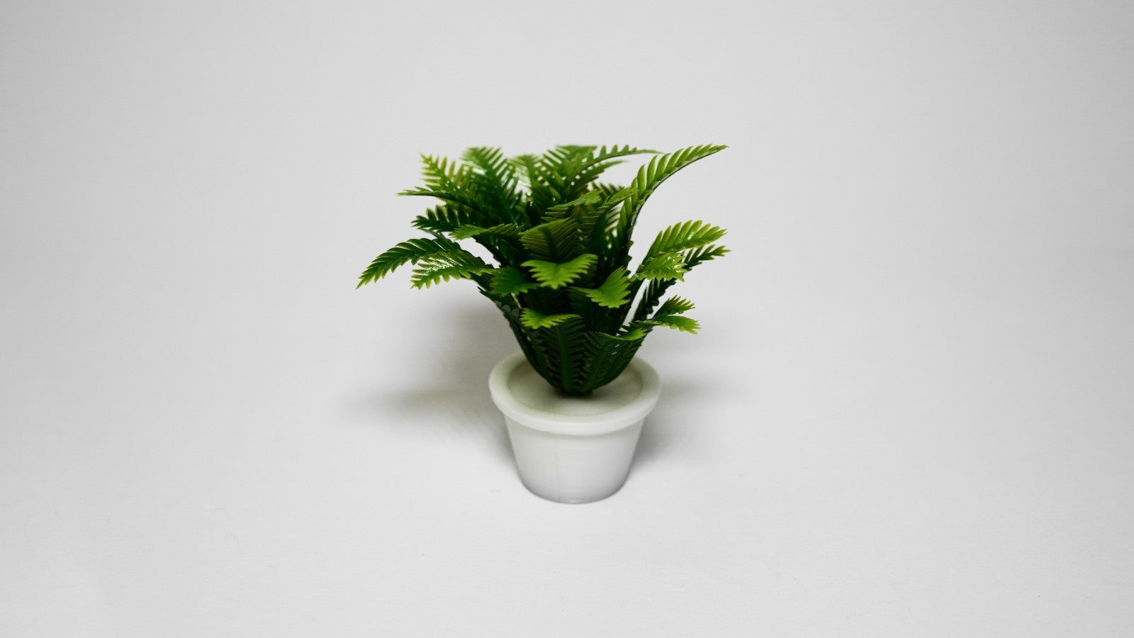 1:12 Scale Dolls House Miniature – Realistic Indoor/Outdoor Plant with White Pot